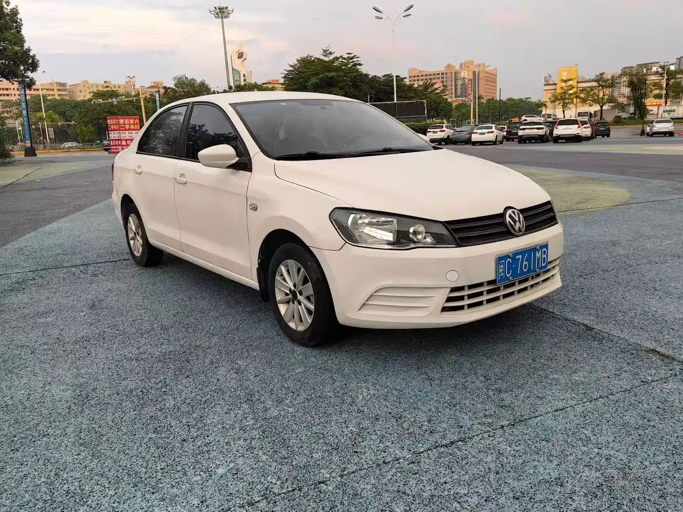 Photo 2 - Volkswagen Jetta