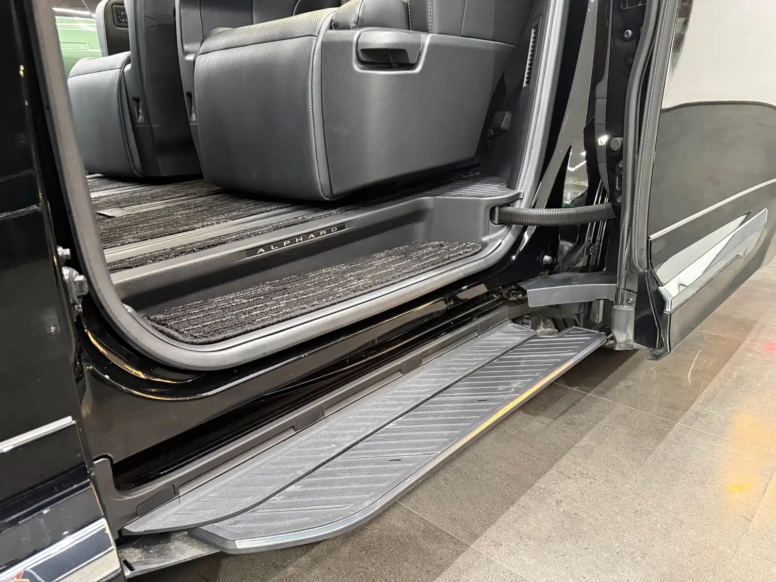 Photo 11 - Toyota Alphard