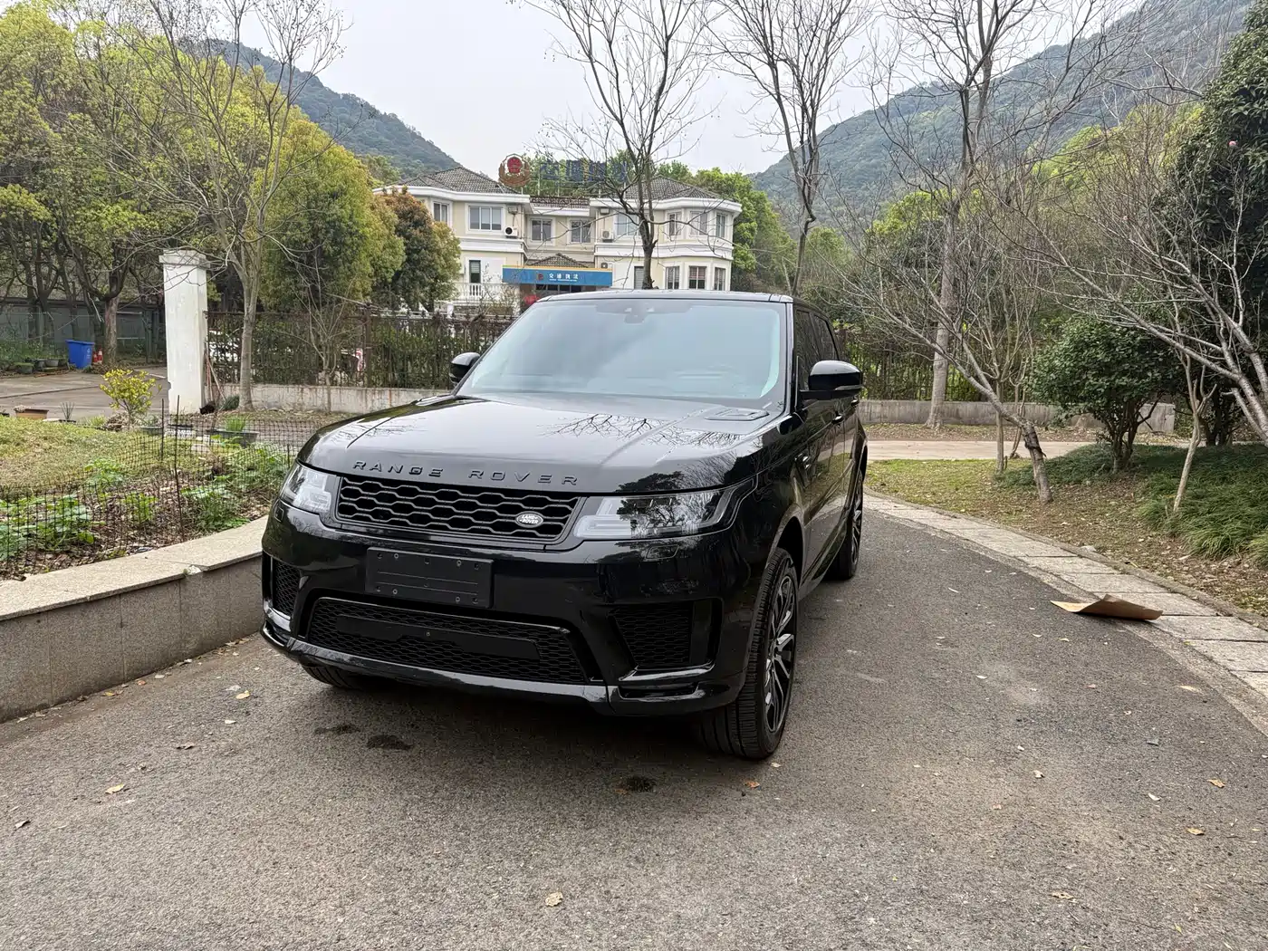 Land Rover Range Rover Sport 2022 3.0 L6 Gloss Black Edition фото 2