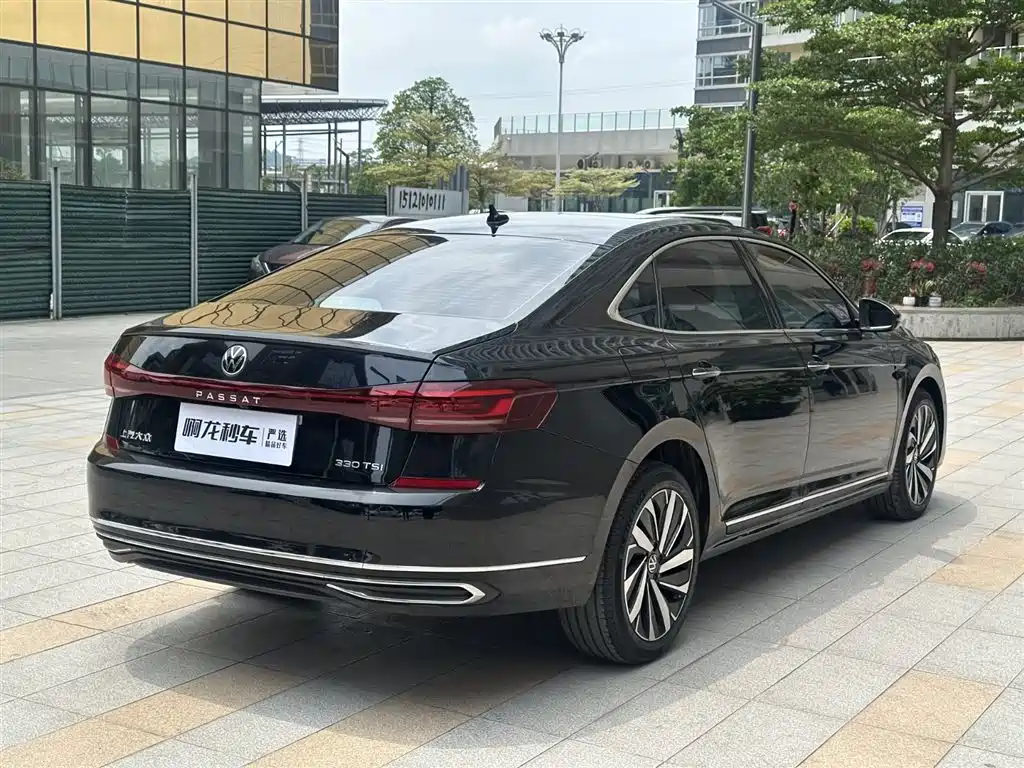 Volkswagen Passat 2022 330TSI Starlight Luxury Edition фото 4