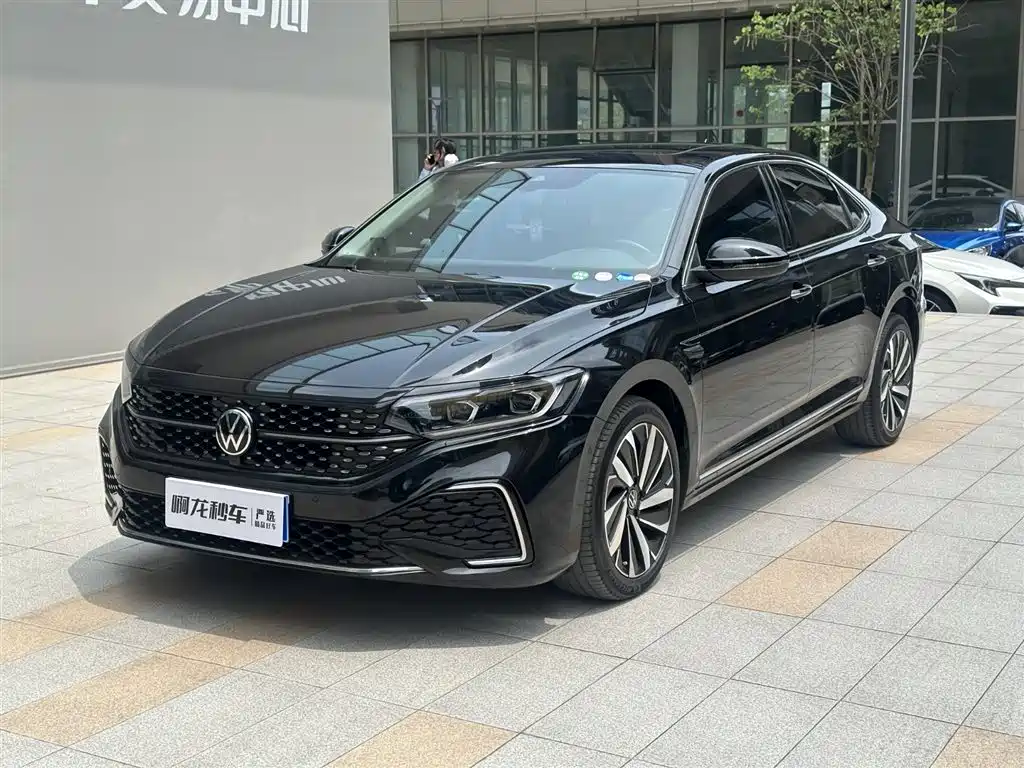Volkswagen Passat 2022 330TSI Starlight Luxury Edition фото 2