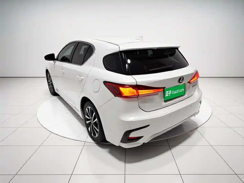Фото 5 - Lexus CT