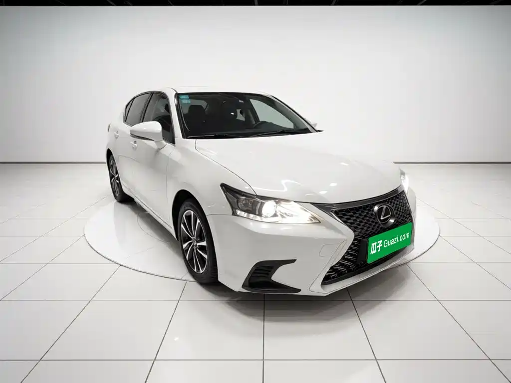 Фото 4 - Lexus CT