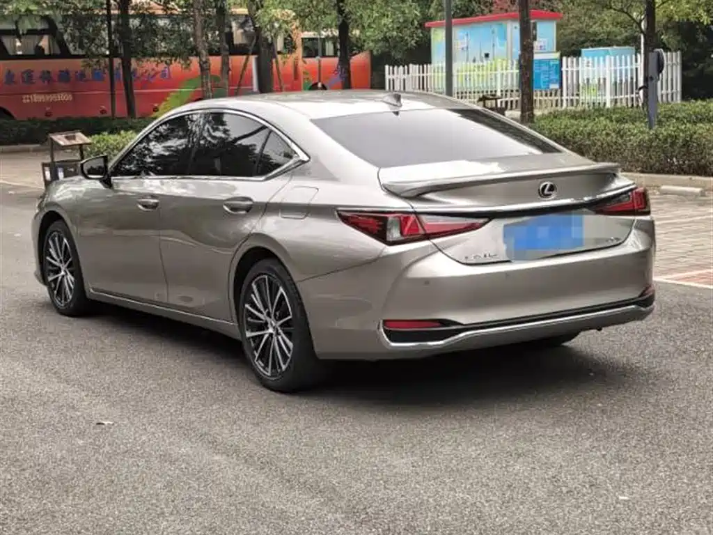 Lexus ES 2022 300h Ultimate Edition фото 3