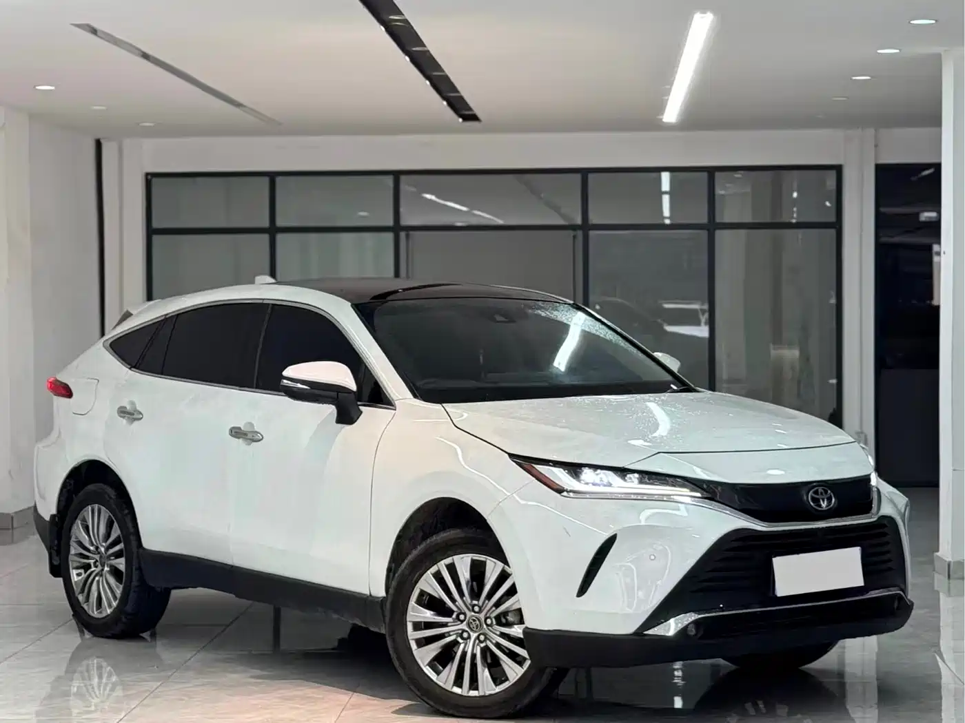 Toyota Lingfang HARRIER 2022 Hybrid 2.5L CVT 4WD Premium Edition фото 3