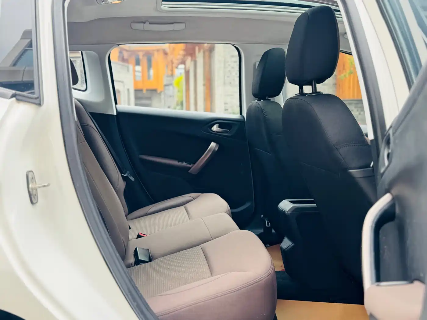 Peugeot 2008 2014 1.6L Automatic Fashion Edition фото 14