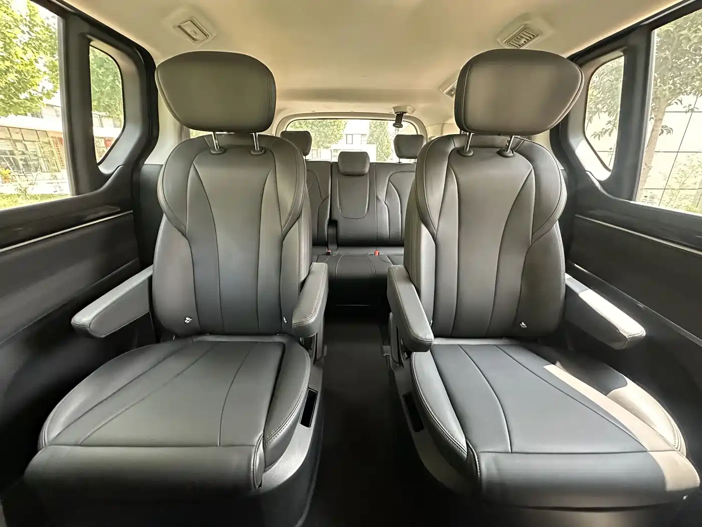 SAIC Maxus Maxus G10 2025 MAX 2.0T Automatic Executive Edition Gasoline 7-Seater фото 16