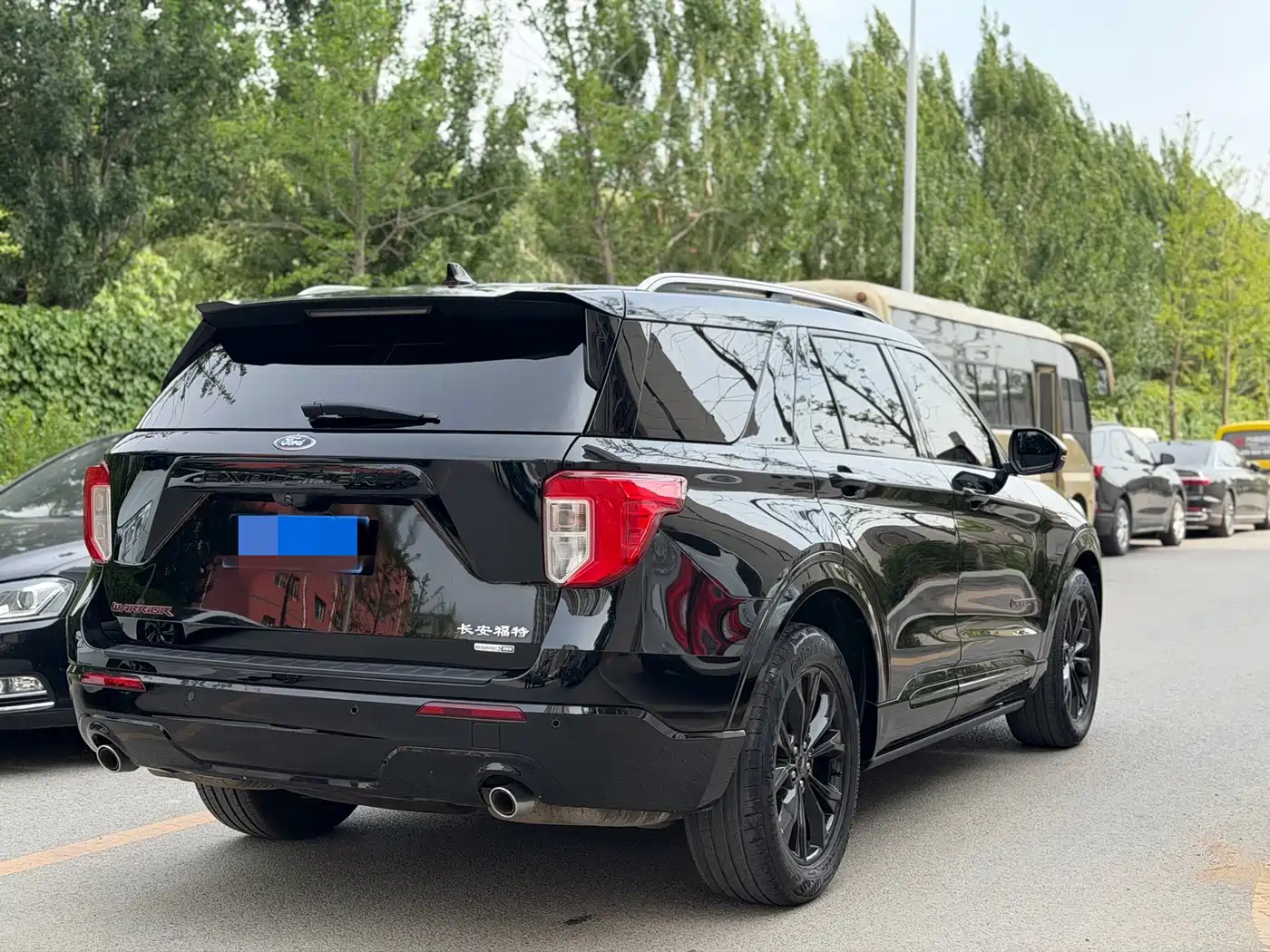 Photo 4 - Ford Explorer