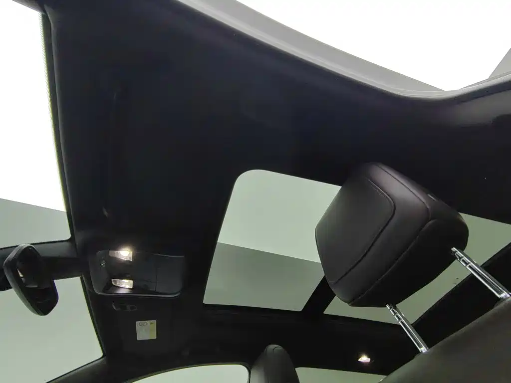 Фото 14 - Cadillac XT6