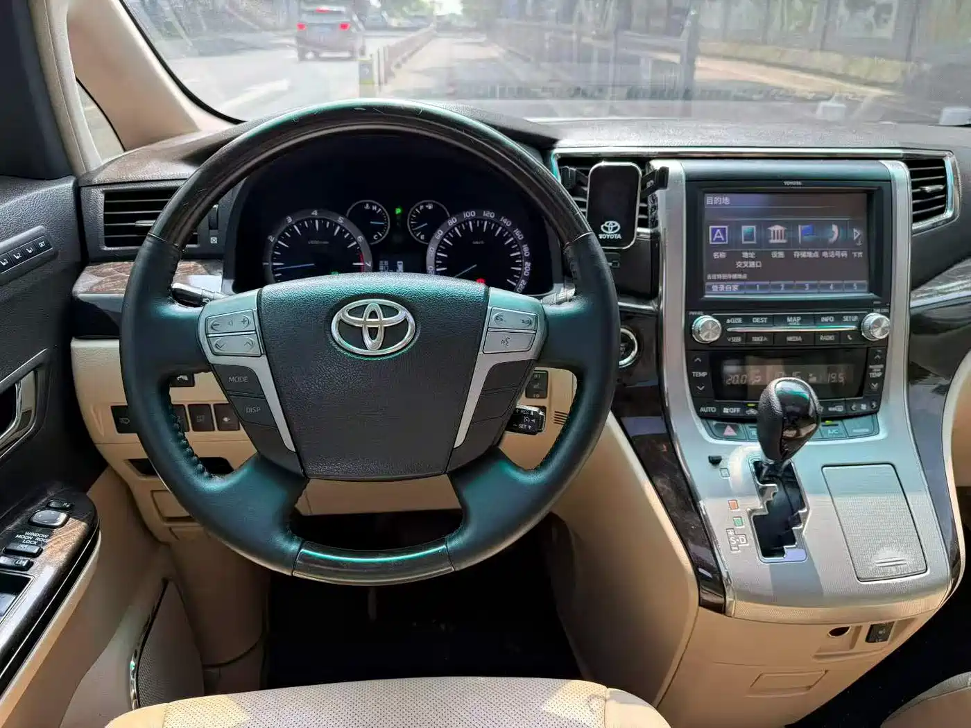 Фото 8 - Toyota Alphard