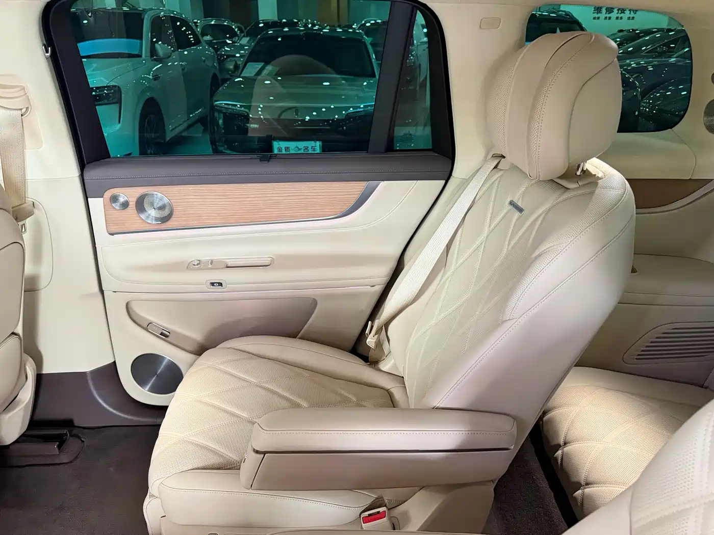AITO Wenjie AITO M9 2025 Extended Range Ultra 52kWh 6-Seater фото 9