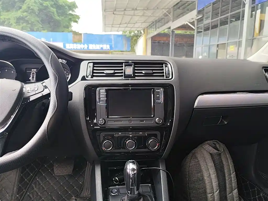 Volkswagen Sagitar 2018 280TSI DSG Spark Edition фото 13