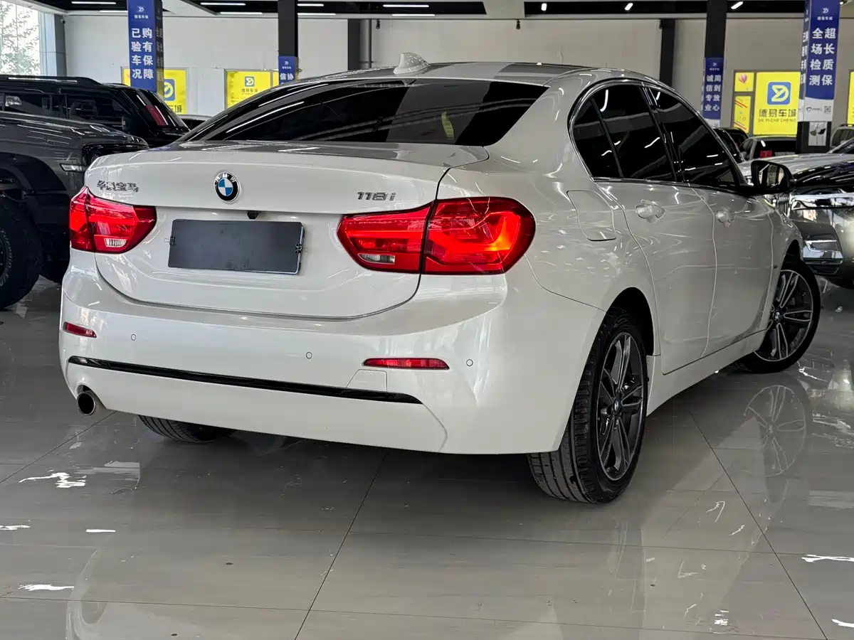 BMW 1 Series 2017 118i Sport фото 2