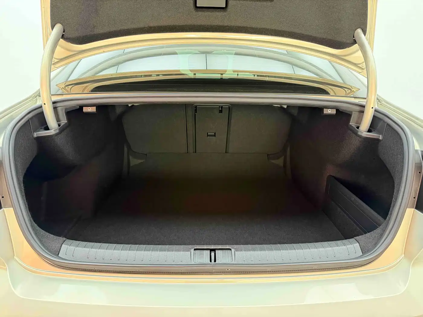 Volkswagen Magotan 2023 Model 2 Million Commemorative Edition 330TSI DSG Luxury фото 23