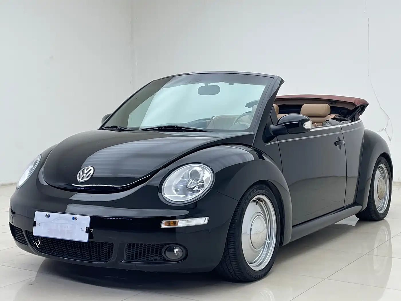 Volkswagen Beetle 2006 Model 2.0 Convertible Luxury Edition фото 4