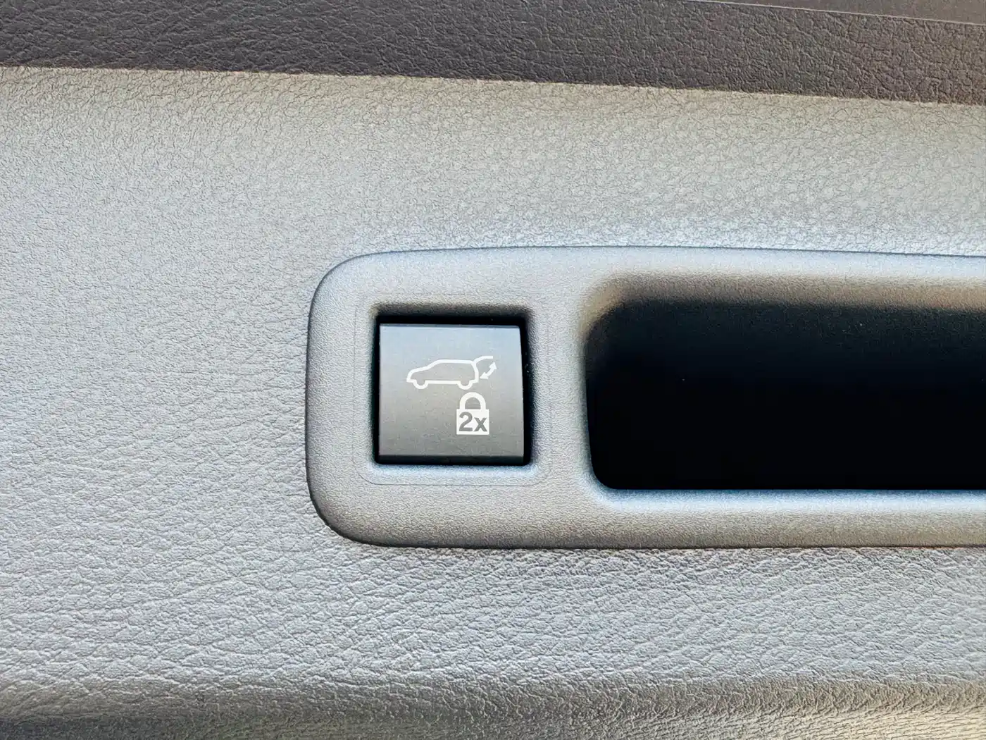 Toyota Sienna 2024 2.5L Hybrid 4WD Premium Edition фото 7