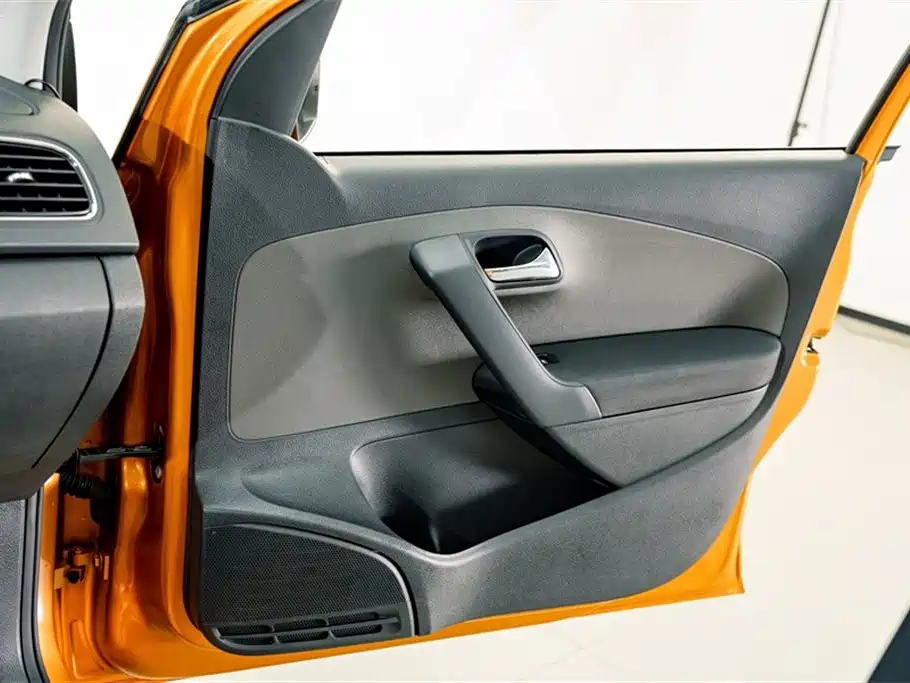 Volkswagen Polo 2016 1.6L Cross Polo Automatic фото 13