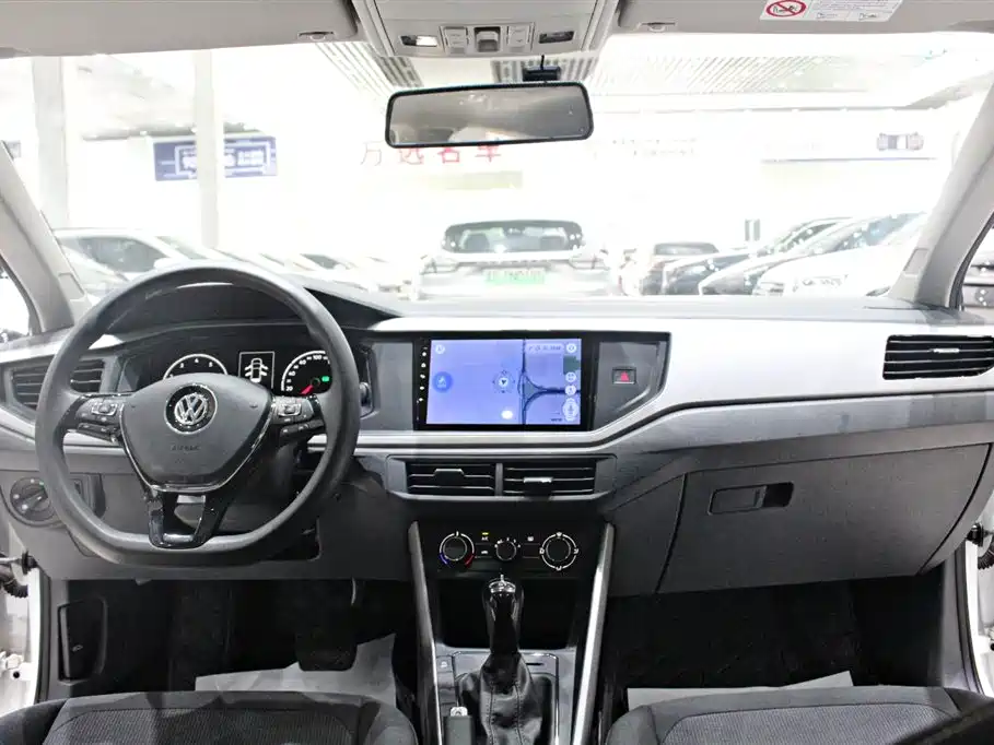 VOLKSWAGEN POLO