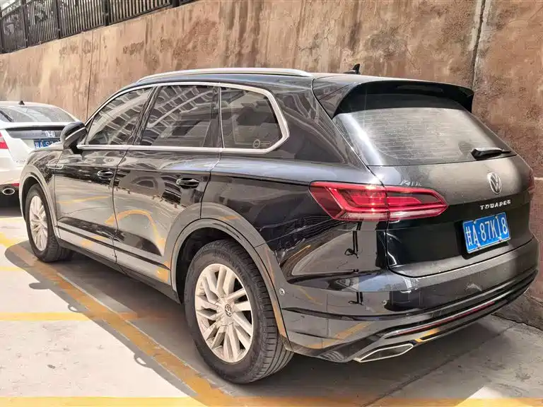 VOLKSWAGEN TOUAREG