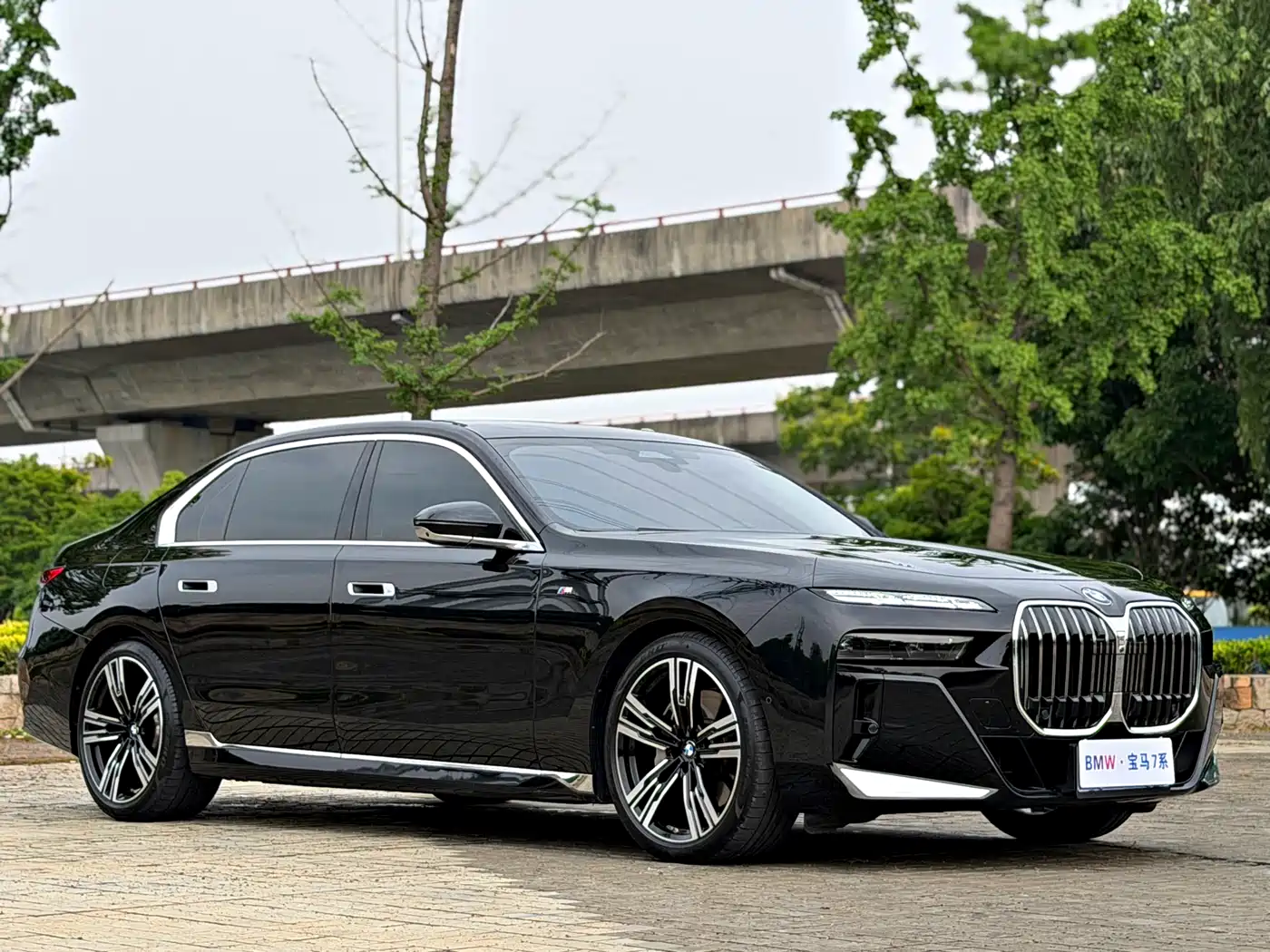 BMW 7 Series 2023 Model 740Li Leading M Sport Package фото 3