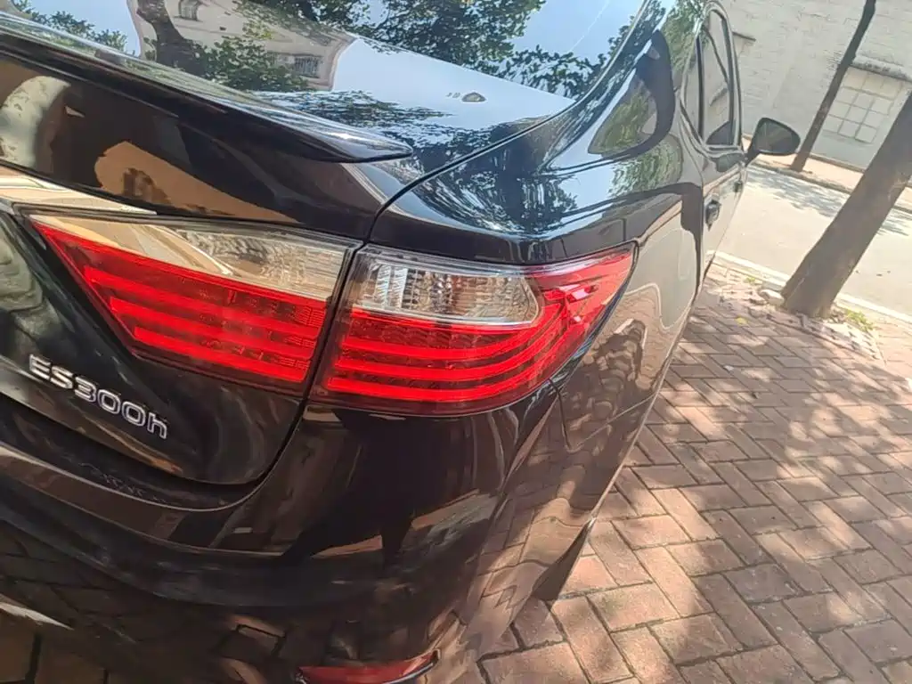 Photo 24 - Lexus ES