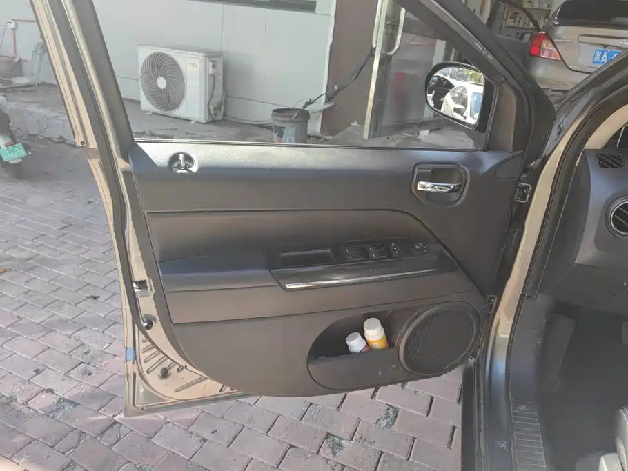 Photo 6 - Jeep Compass (Import)