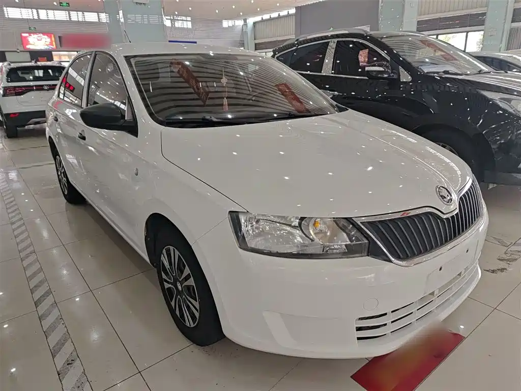 Škoda Rapid 2015 1.6L Automatic Joy Selection фото 4