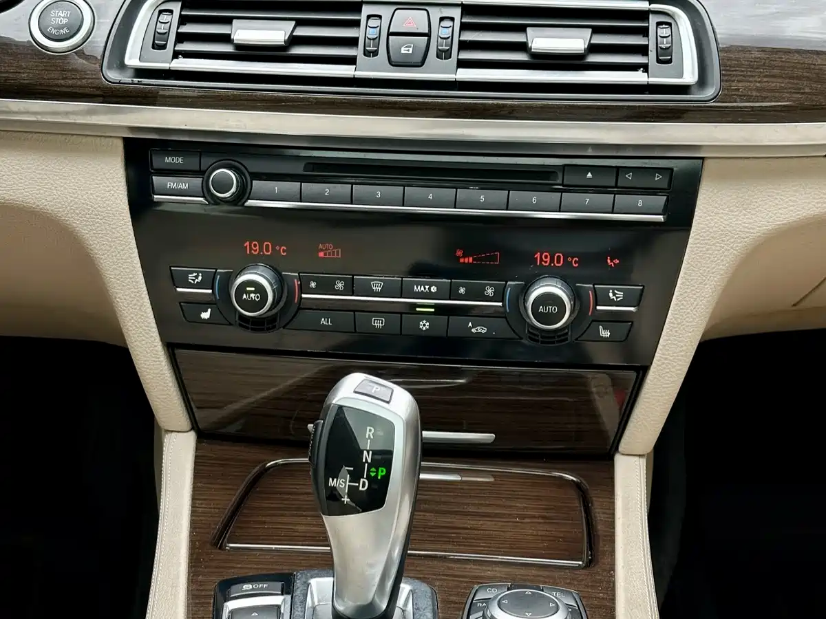 BMW 7 Series 2011 730Li Elegance фото 14