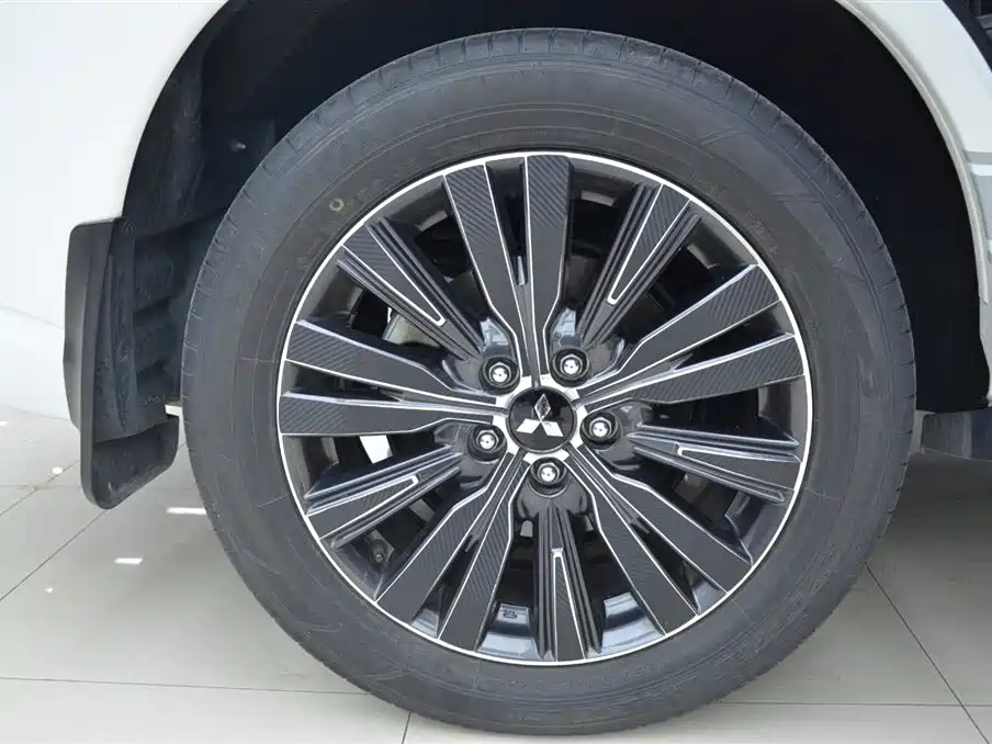 Mitsubishi Outlander 2021 2.4L 4WD Deluxe Edition 7-Seater фото 15