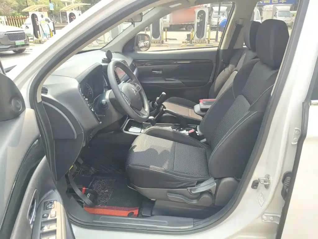 Photo 11 - Mitsubishi Outlander