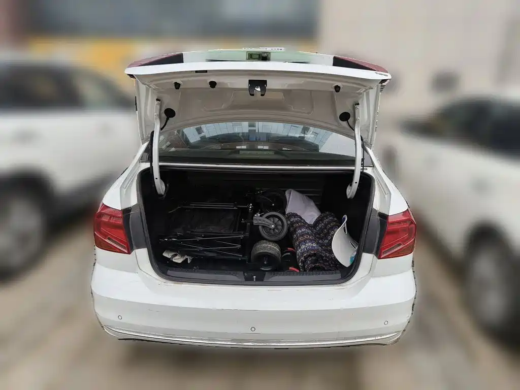 Photo 10 - Volkswagen Jetta