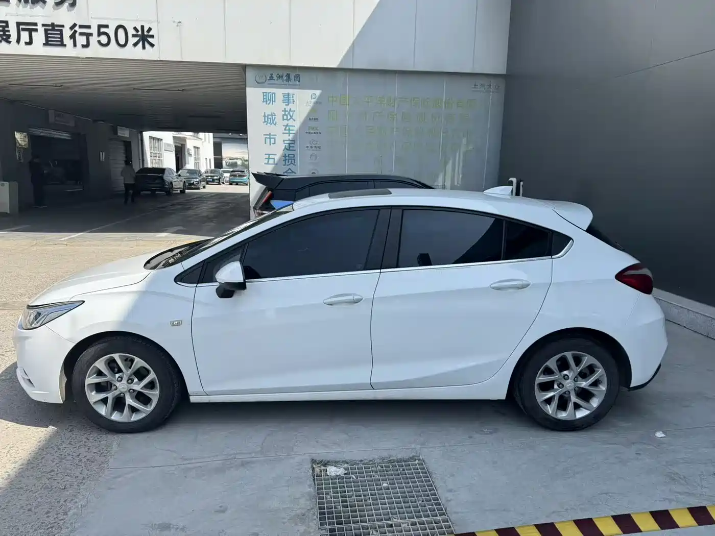 Chevrolet Cruze 2017 1.5L Hatchback Auto Style фото 4