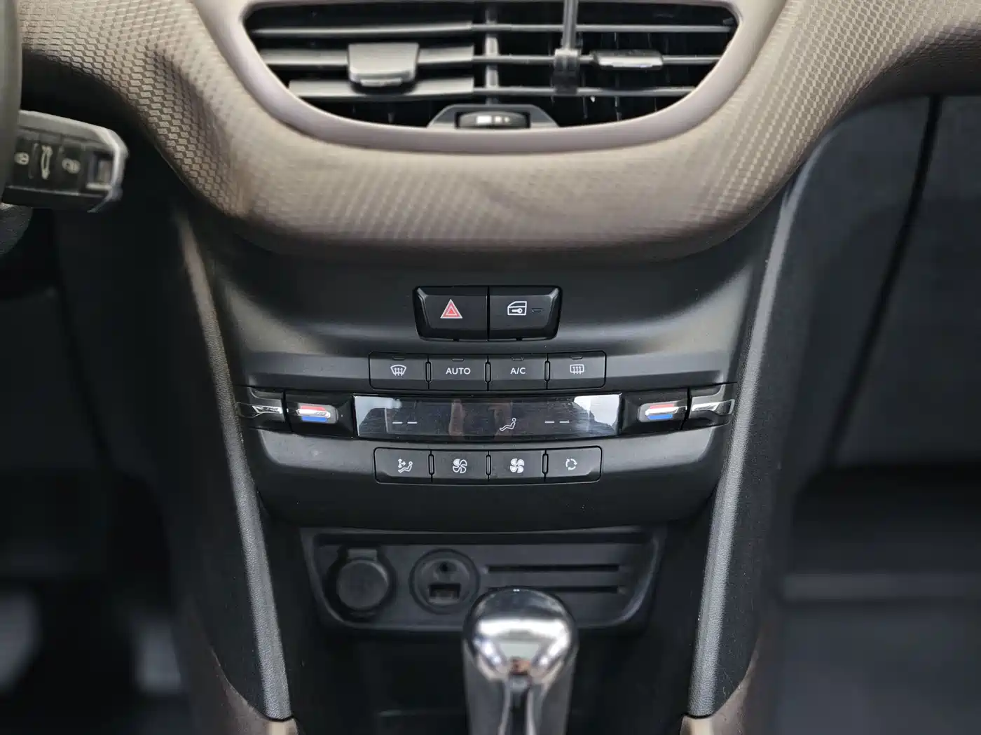 Peugeot 2008 2015 2014 1.6L Automatic Fashion Edition