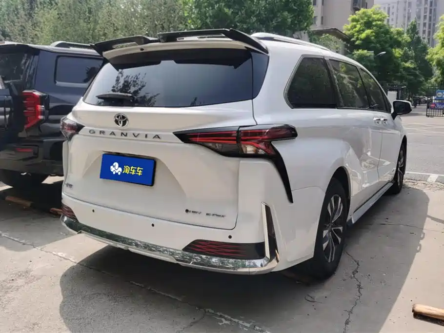Toyota Granvia 2024 2.5L Hybrid Premium PLUS 4WD Edition фото 3