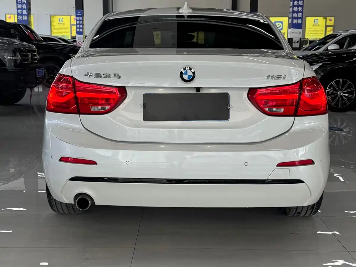 BMW 1 Series 2017 118i Sport фото 3