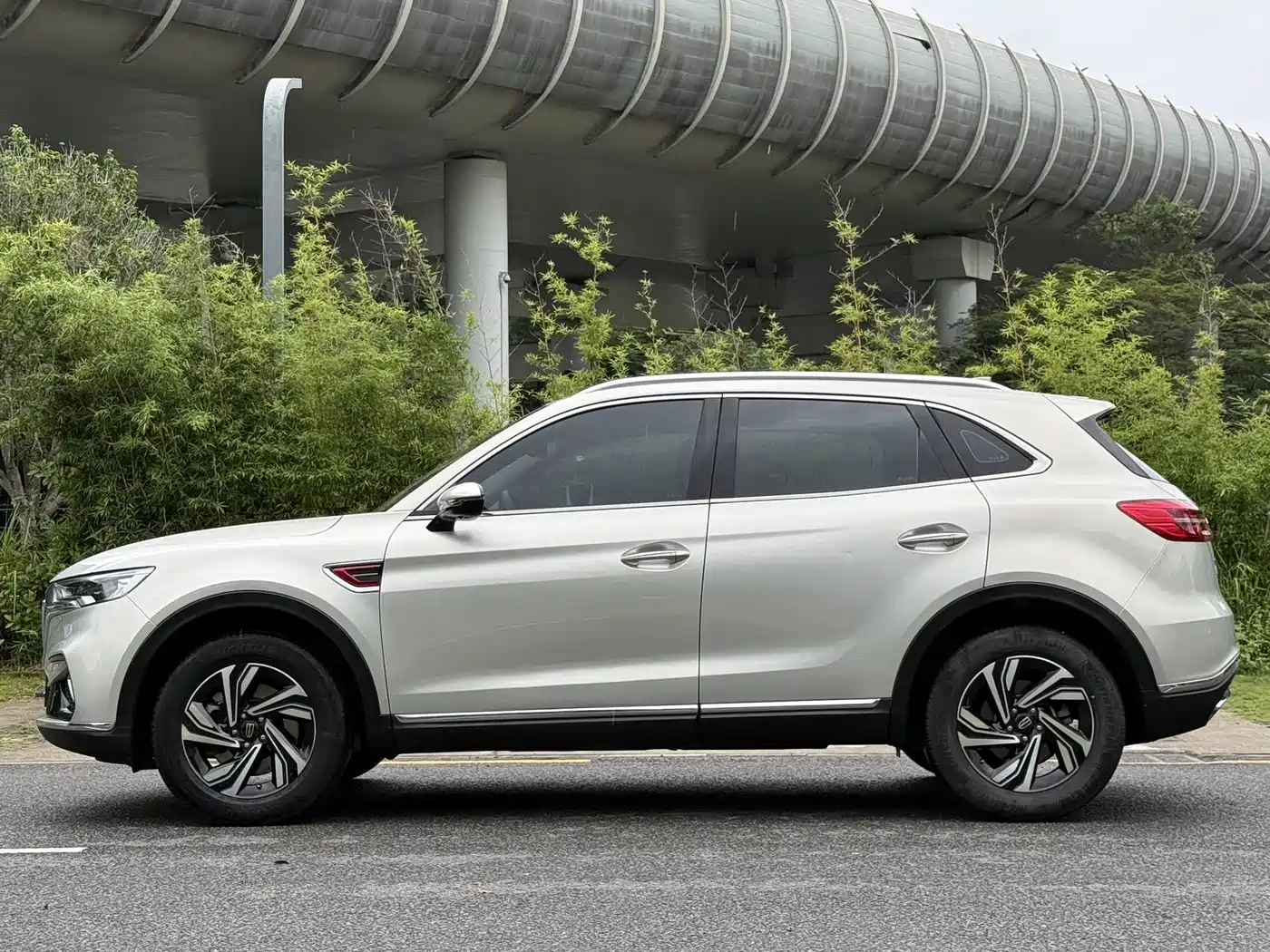 Фото 4 - Hongqi HS5