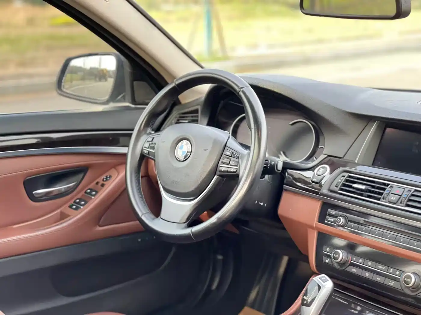 BMW 5 Series 2014 528Li Leading Edition фото 20