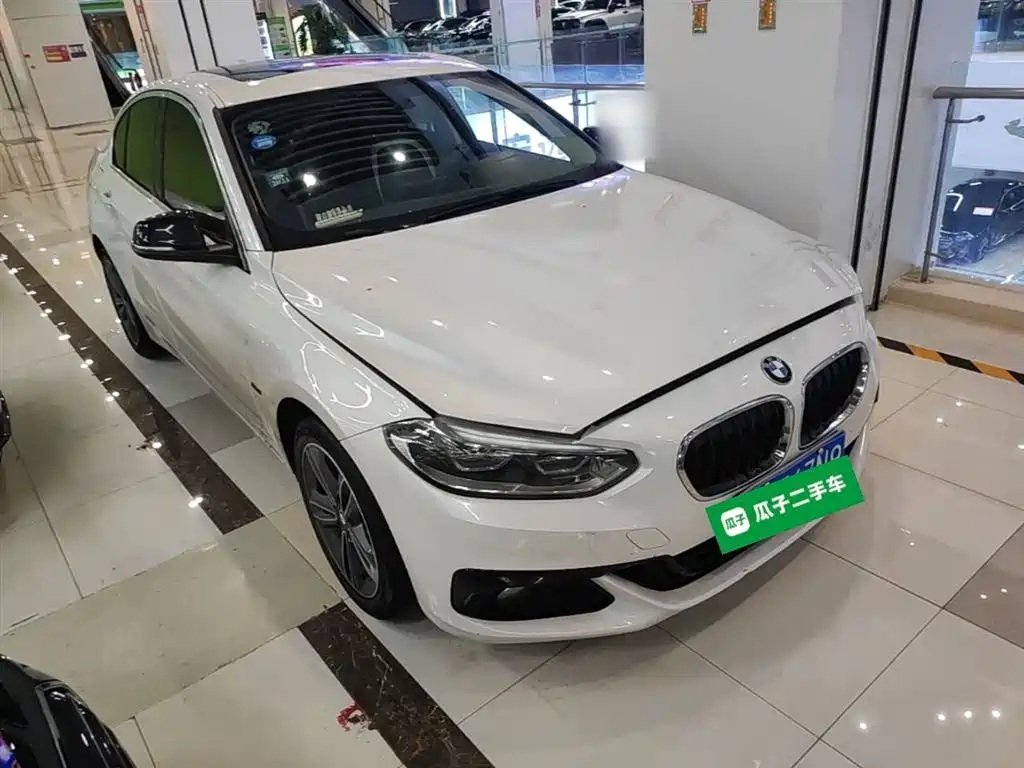 BMW 1 Series 2017 118i Sport фото 4