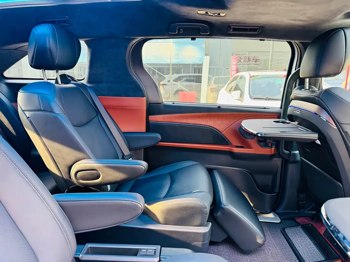 Toyota Sienna 2024 2.5L Hybrid 4WD Premium Edition фото 36