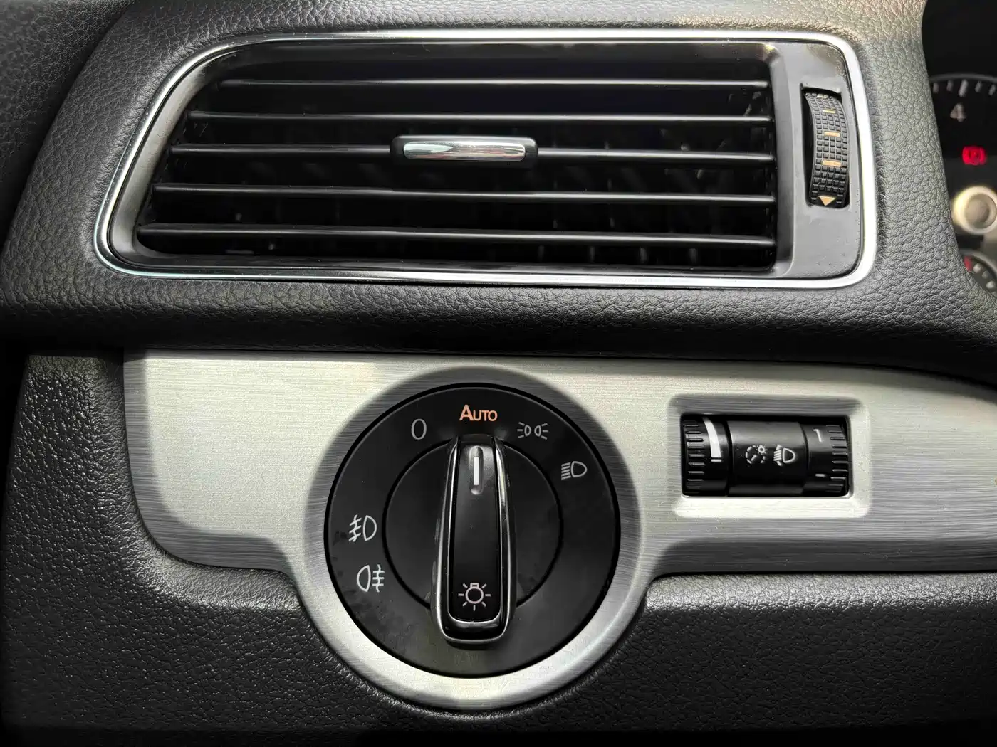 Volkswagen Passat 2014 1.8TSI DSG Luxury Edition фото 11