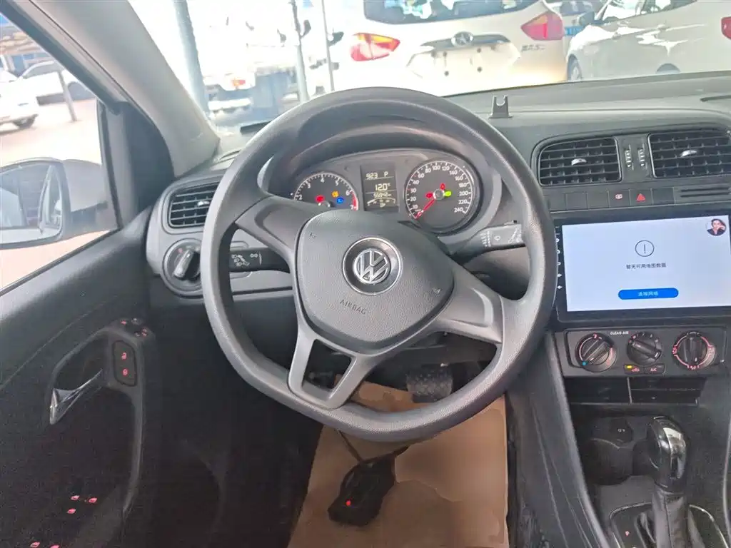 Volkswagen Polo 2016 1.4L Automatic Trend фото 11