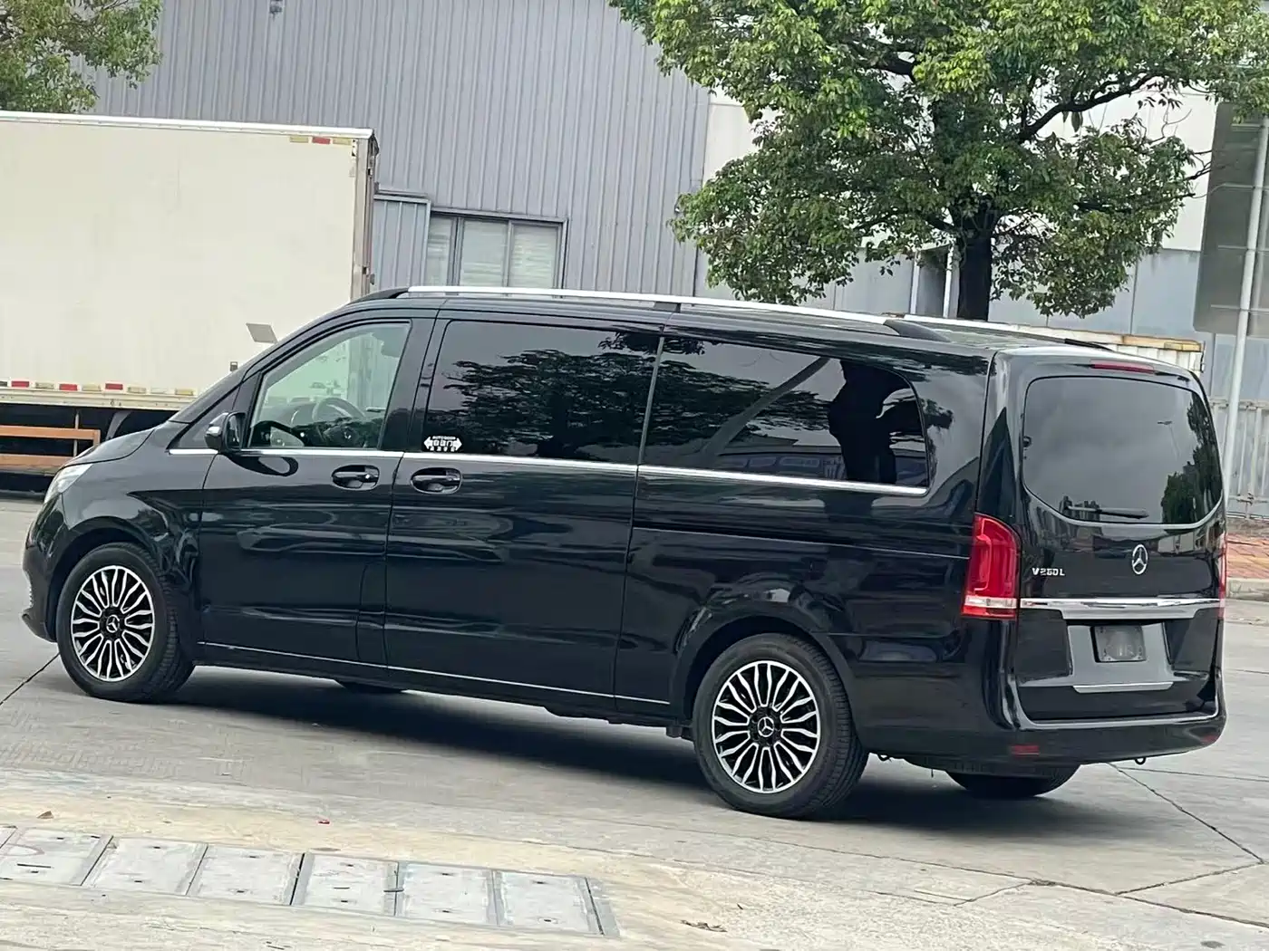 Mercedes-Benz V-Class 2017 Model V 260 L Premium Extended Edition фото 8