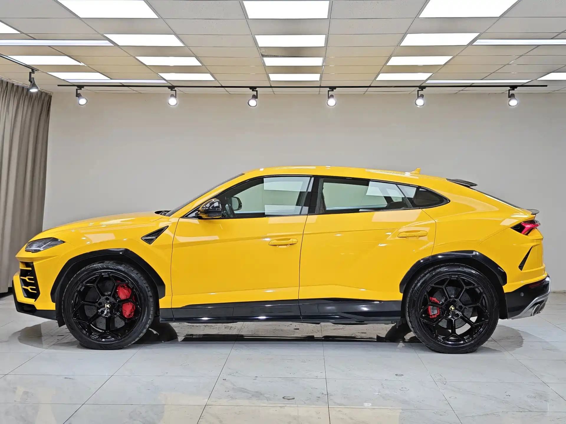 Фото 4 - Lamborghini Urus