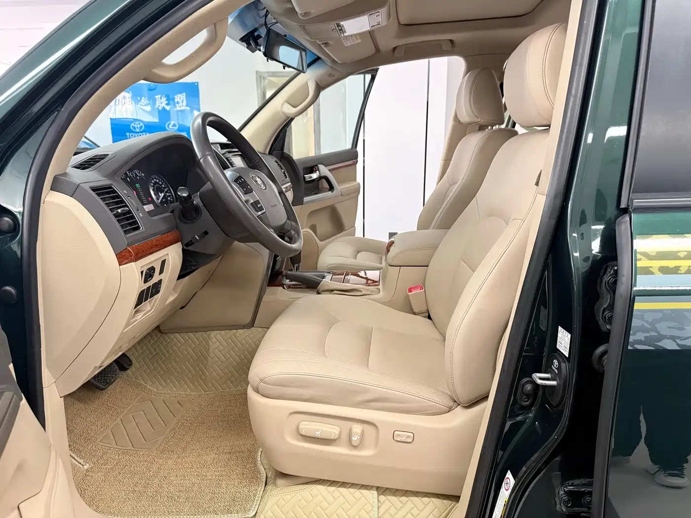 Toyota Land Cruiser 2012 4.0L Automatic VX фото 11