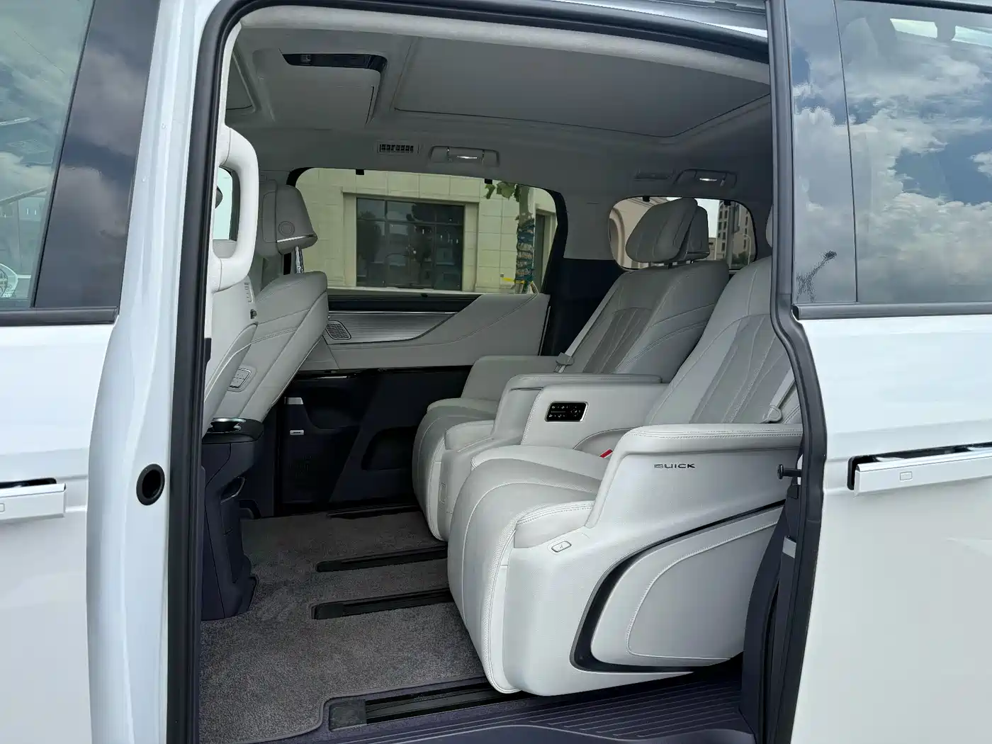 Photo 14 - Buick GL8