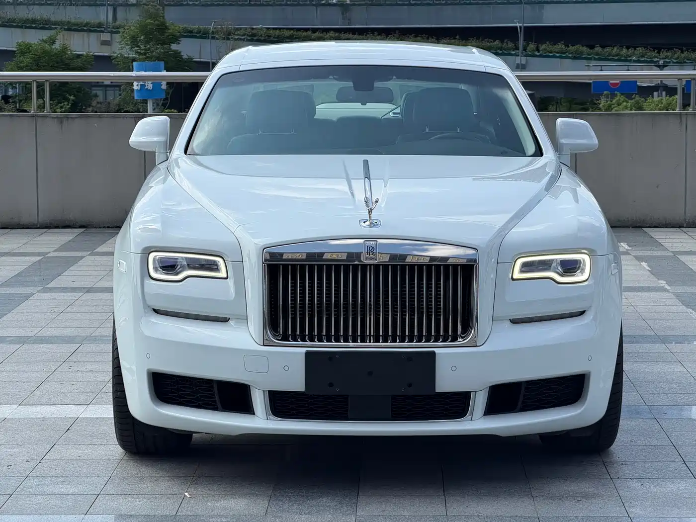 Rolls-Royce Ghost 2018 6.6T Standard Wheelbase фото 2