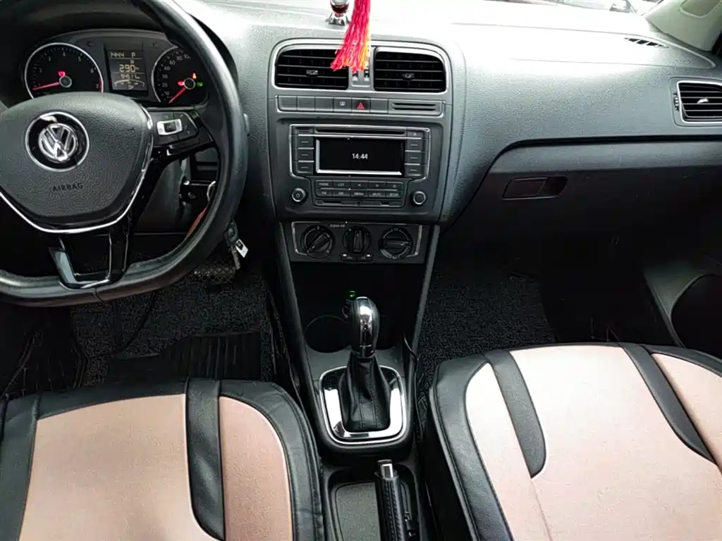 Volkswagen Polo 2016 1.6L Automatic Comfort фото 13