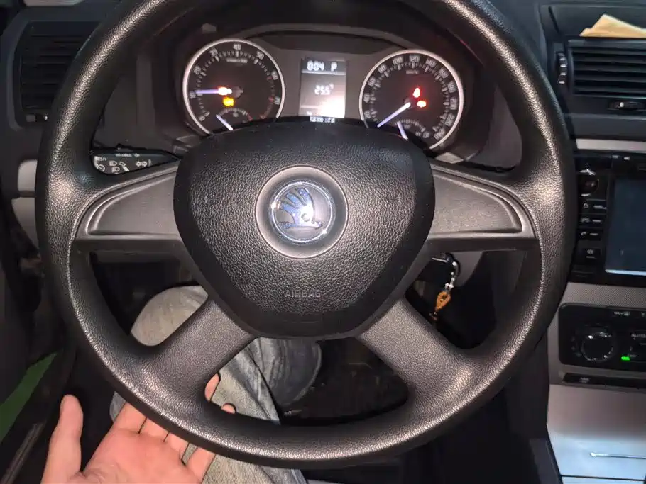 Škoda Octavia 2014 1.6L Auto Yijun Edition фото 15