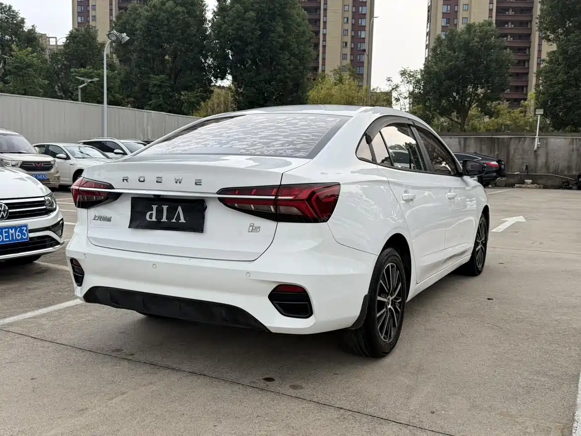 Фото 12 - Roewe i5