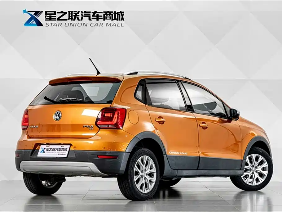 Volkswagen Polo 2016 1.6L Cross Polo Automatic фото 6